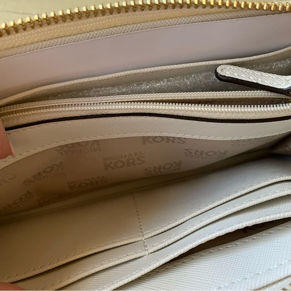 Michael Kors Wallet Jet Set Wallet - Picture 8 of 9